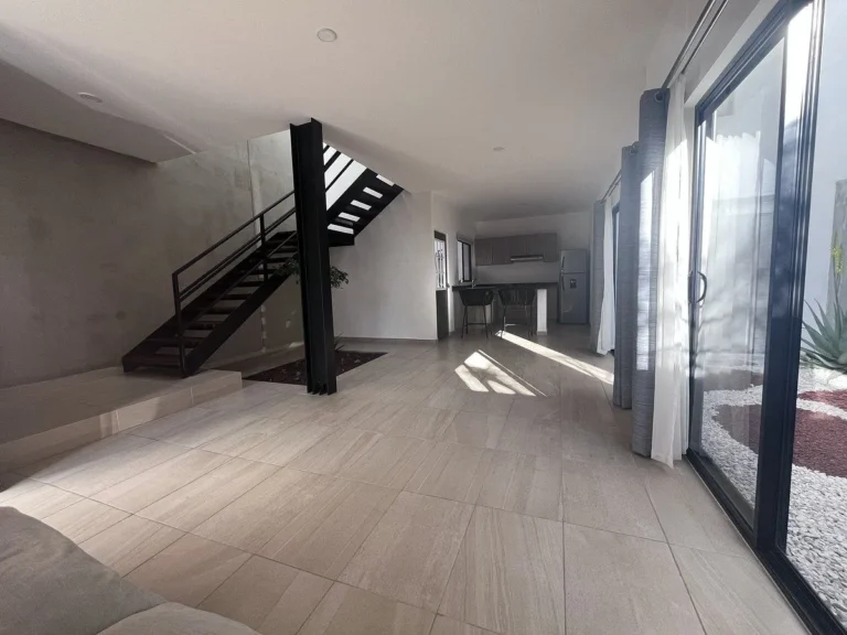 Casa en Venta en San Isidro Juriquilla con habitación en PB