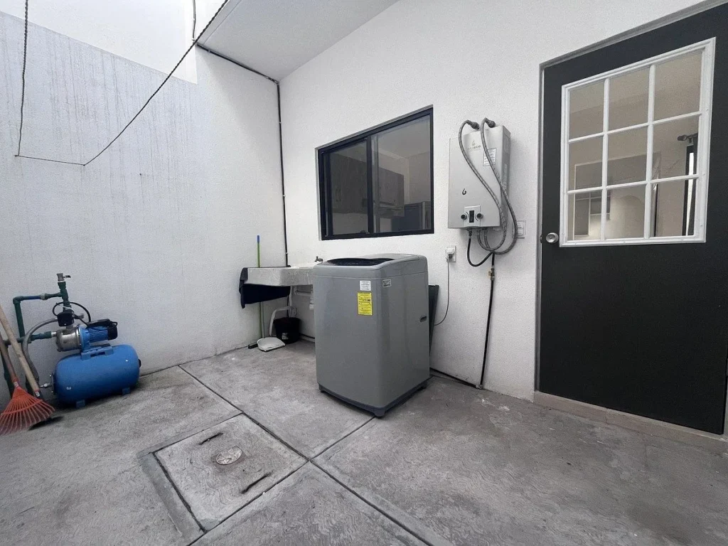 Casa en Venta en San Isidro Juriquilla con habitación en PB