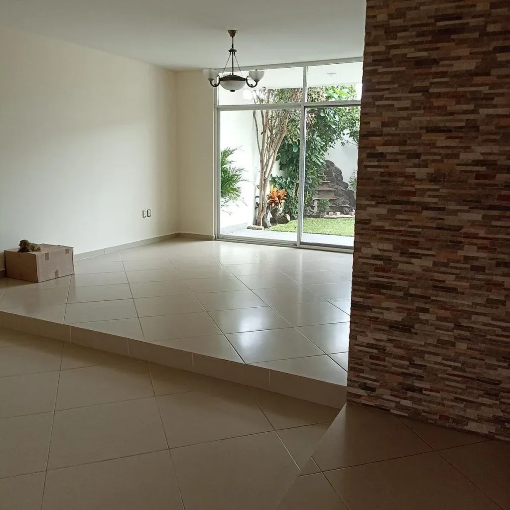 RENTA AMPLIA CASA EN CENTRO SUR