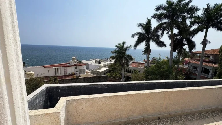 CASA EN VENTA CON VISTAS AL MAR EN ZONA TRANQUILA EN ACAPULCO