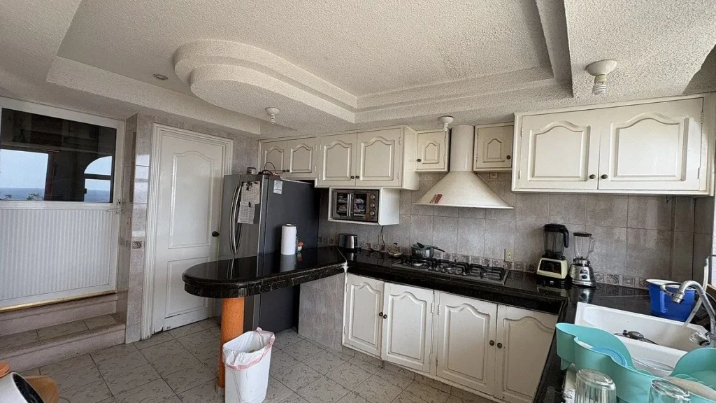 CASA EN VENTA CON VISTAS AL MAR EN ZONA TRANQUILA EN ACAPULCO