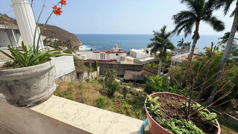 CASA EN VENTA CON VISTAS AL MAR EN ZONA TRANQUILA EN ACAPULCO