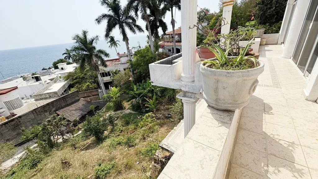 CASA EN VENTA CON VISTAS AL MAR EN ZONA TRANQUILA EN ACAPULCO