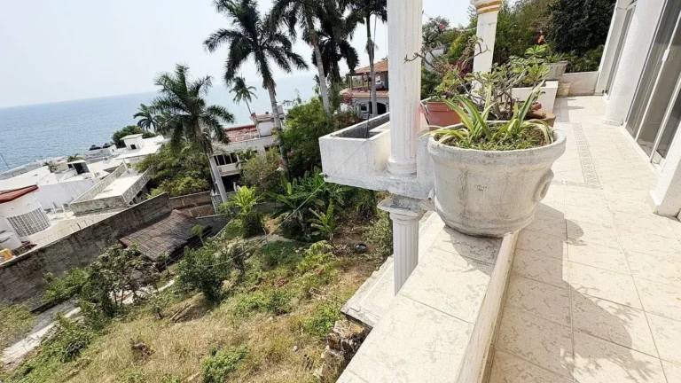 CASA EN VENTA CON VISTAS AL MAR EN ZONA TRANQUILA EN ACAPULCO
