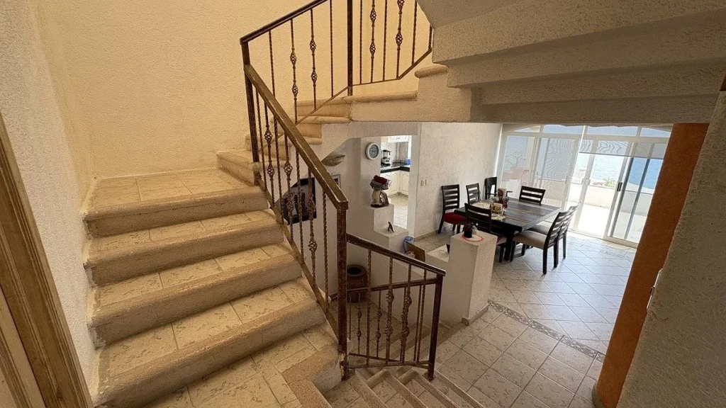 CASA EN VENTA CON VISTAS AL MAR EN ZONA TRANQUILA EN ACAPULCO