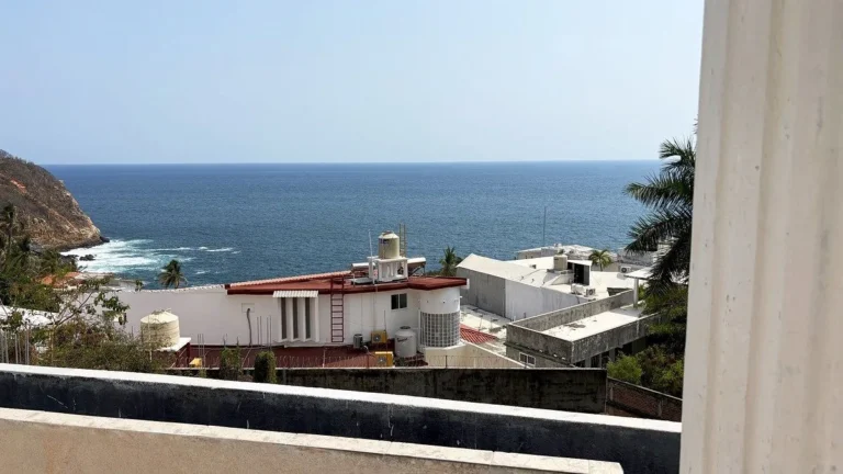 CASA EN VENTA CON VISTAS AL MAR EN ZONA TRANQUILA EN ACAPULCO