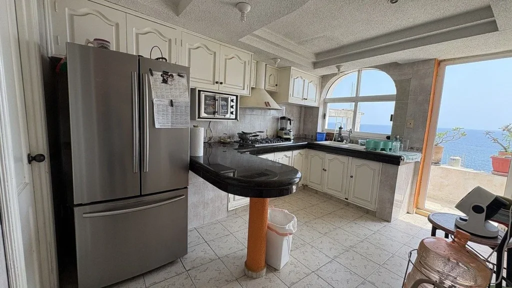 CASA EN VENTA CON VISTAS AL MAR EN ZONA TRANQUILA EN ACAPULCO