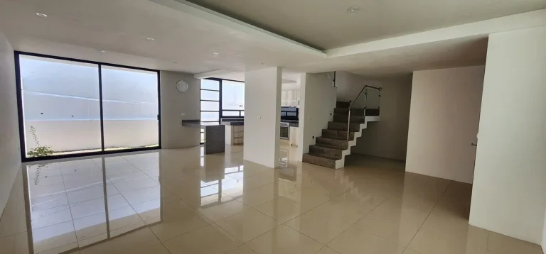 CASA DE OPORTUNIDAD EN VENTA EN PRIVADA EN ZIBATA EXCELENTE UBICACIÓN