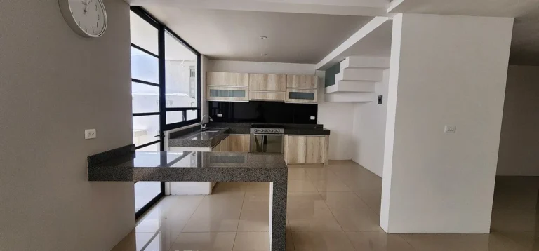 CASA DE OPORTUNIDAD EN VENTA EN PRIVADA EN ZIBATA EXCELENTE UBICACIÓN