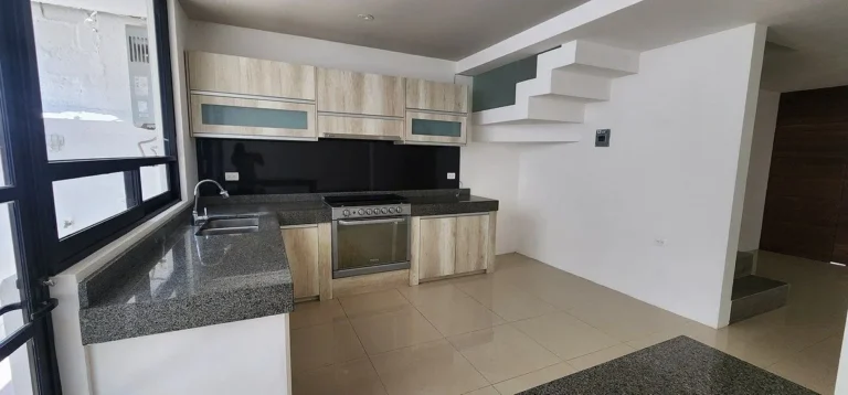 CASA DE OPORTUNIDAD EN VENTA EN PRIVADA EN ZIBATA EXCELENTE UBICACIÓN