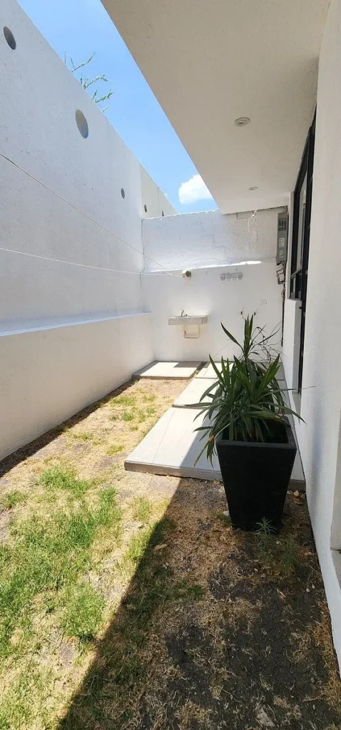 CASA DE OPORTUNIDAD EN VENTA EN PRIVADA EN ZIBATA EXCELENTE UBICACIÓN