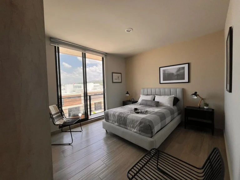 DEPARTAMENTO EN VENTA Y RENTA DOS NIVELES Y ROOF EN EL REFUGIO ZONA NORTE