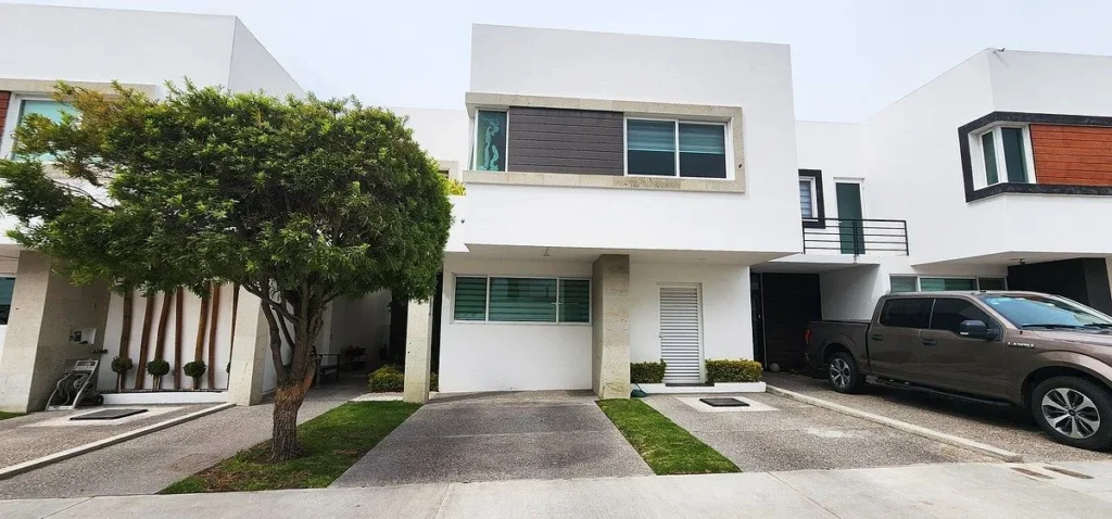 CASA EN VENTA EN CAÑADAS DEL LAGO CON DOBLES ALTURAS Y SALA DE TV