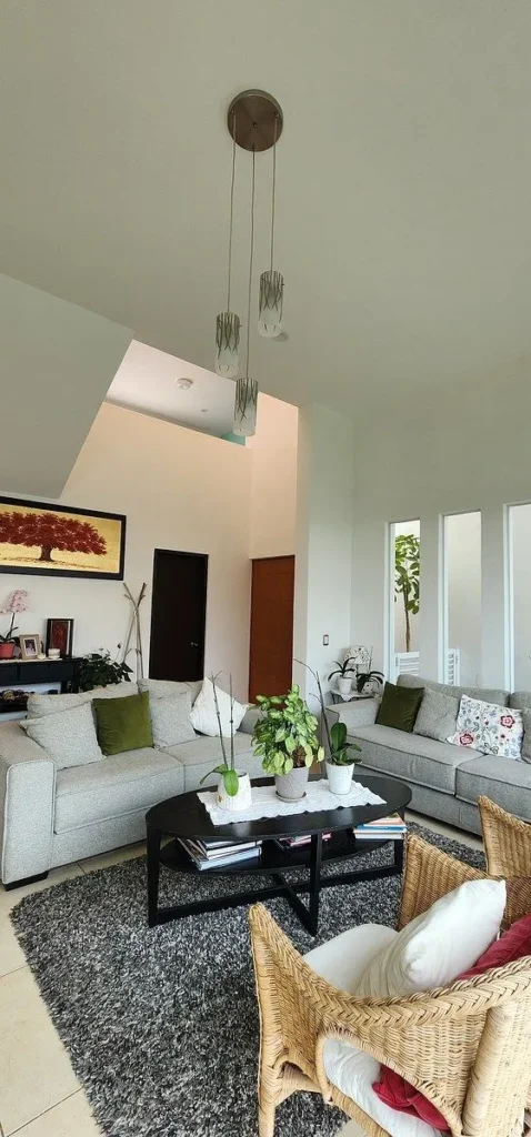 CASA EN VENTA EN CAÑADAS DEL LAGO CON DOBLES ALTURAS Y SALA DE TV