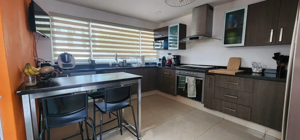 CASA EN VENTA EN CAÑADAS DEL LAGO CON DOBLES ALTURAS Y SALA DE TV