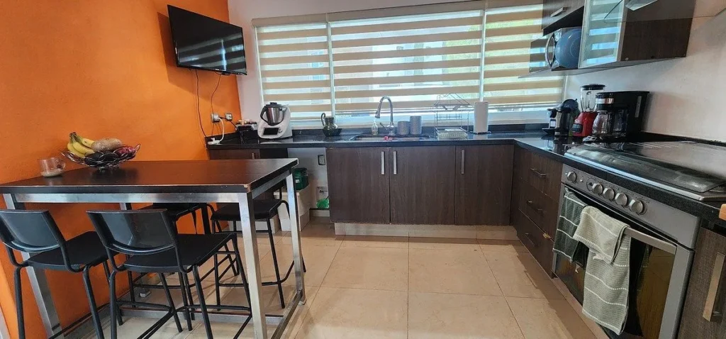 CASA EN VENTA EN CAÑADAS DEL LAGO CON DOBLES ALTURAS Y SALA DE TV