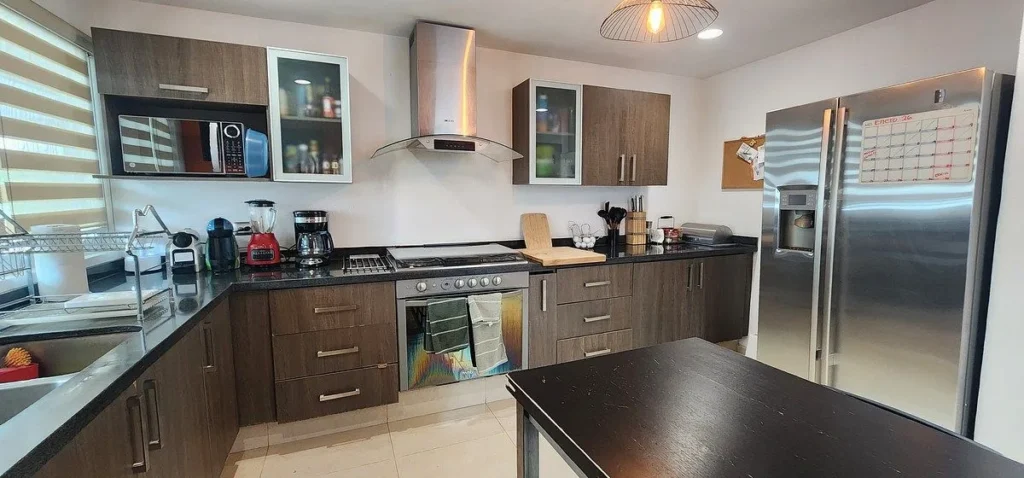 CASA EN VENTA EN CAÑADAS DEL LAGO CON DOBLES ALTURAS Y SALA DE TV