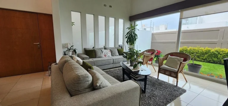 CASA EN VENTA EN CAÑADAS DEL LAGO CON DOBLES ALTURAS Y SALA DE TV