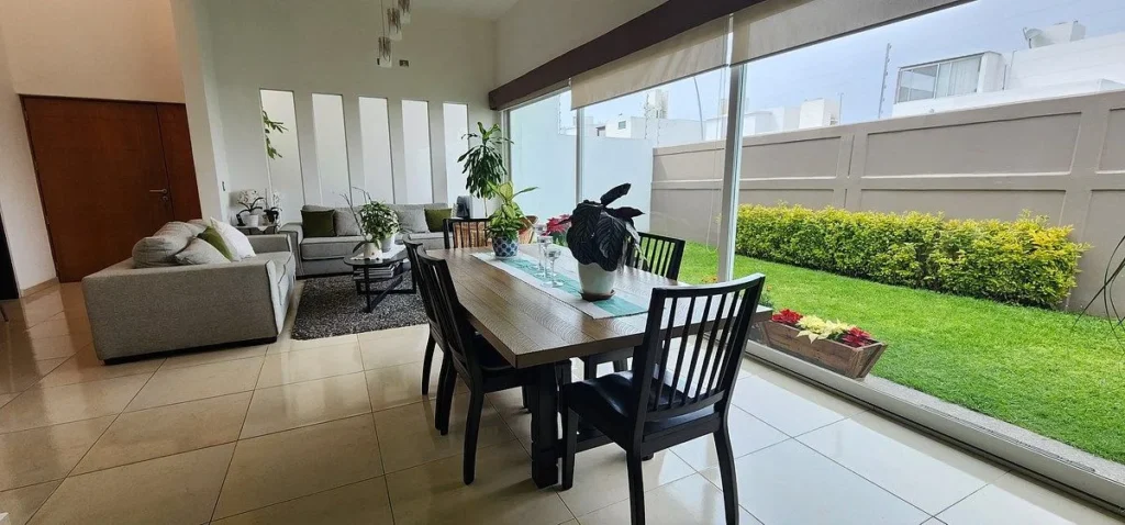 CASA EN VENTA EN CAÑADAS DEL LAGO CON DOBLES ALTURAS Y SALA DE TV