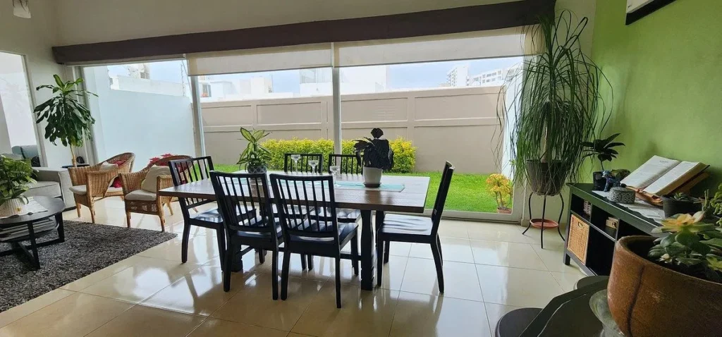 CASA EN VENTA EN CAÑADAS DEL LAGO CON DOBLES ALTURAS Y SALA DE TV