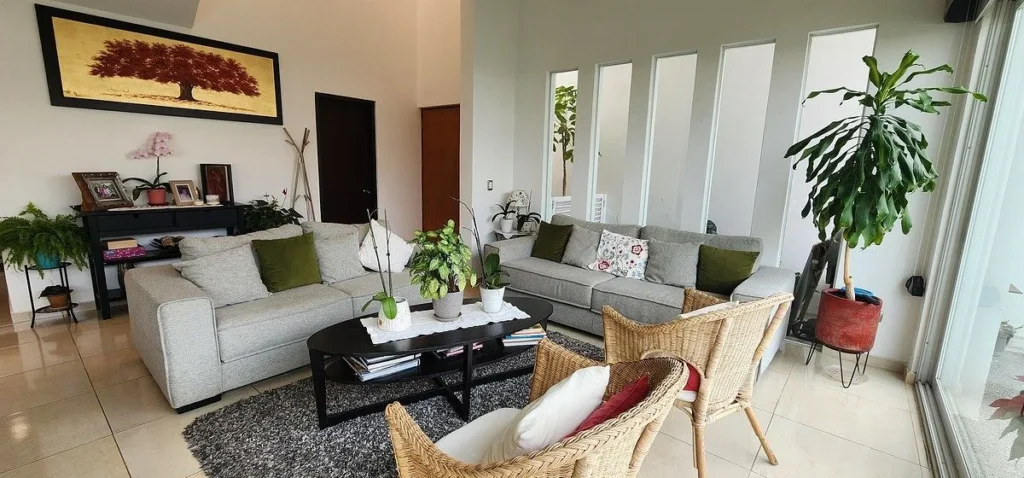 CASA EN VENTA EN CAÑADAS DEL LAGO CON DOBLES ALTURAS Y SALA DE TV