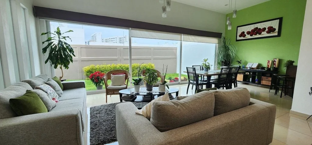 CASA EN VENTA EN CAÑADAS DEL LAGO CON DOBLES ALTURAS Y SALA DE TV