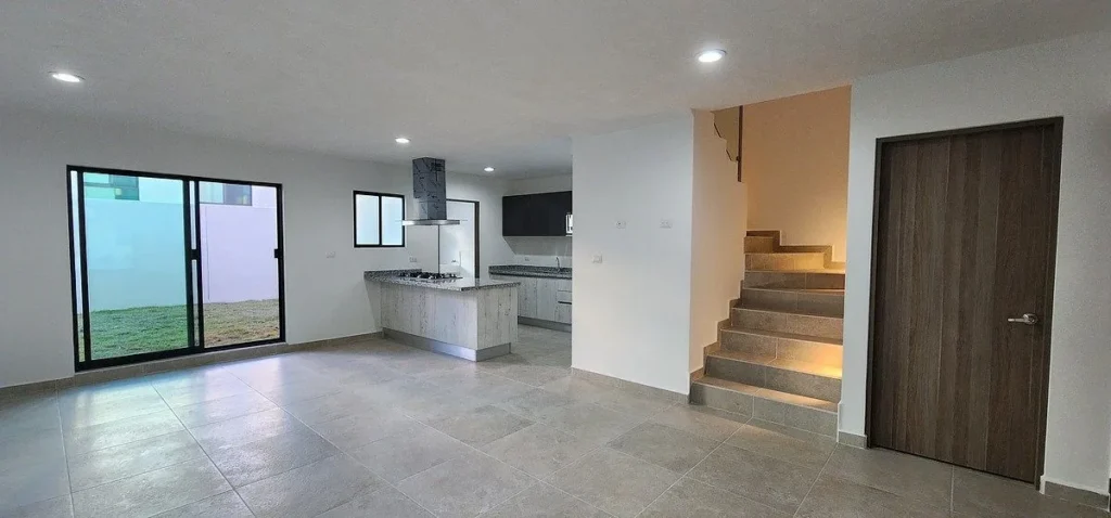 CASA EN RENTA EN LA VISTA CON BAÑO EN CADA RECAMARA Y GRAN JARDÍN