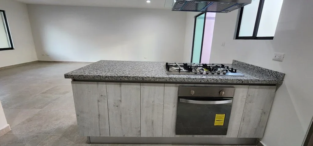 CASA EN RENTA EN LA VISTA CON BAÑO EN CADA RECAMARA Y GRAN JARDÍN
