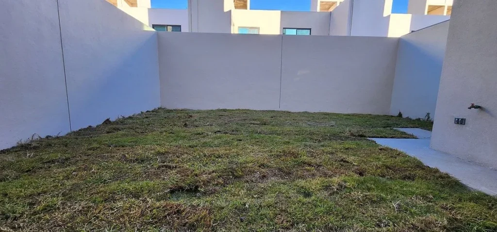 CASA EN RENTA EN LA VISTA CON BAÑO EN CADA RECAMARA Y GRAN JARDÍN