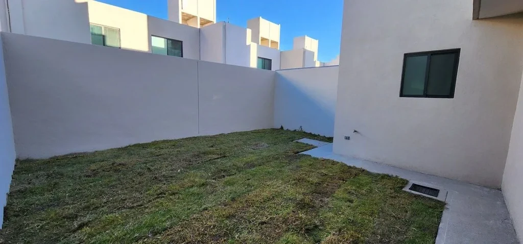 CASA EN RENTA EN LA VISTA CON BAÑO EN CADA RECAMARA Y GRAN JARDÍN