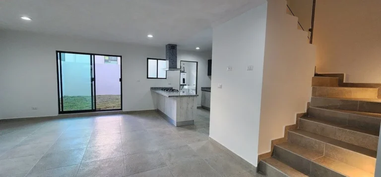 CASA EN RENTA EN LA VISTA CON BAÑO EN CADA RECAMARA Y GRAN JARDÍN