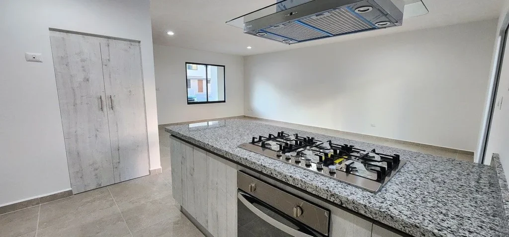 CASA EN RENTA EN LA VISTA CON BAÑO EN CADA RECAMARA Y GRAN JARDÍN
