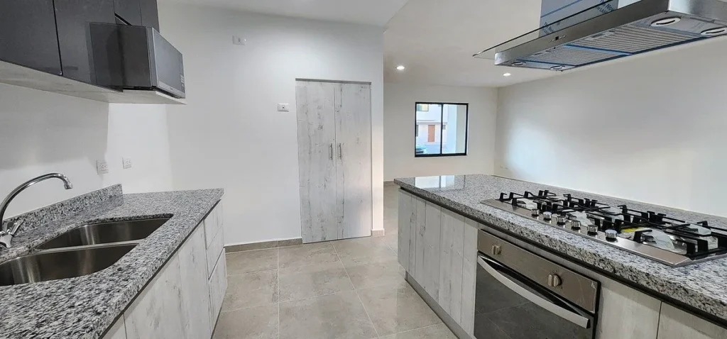 CASA EN RENTA EN LA VISTA CON BAÑO EN CADA RECAMARA Y GRAN JARDÍN