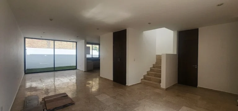 CASA EN RENTA EN JURIQUILLA CON RECAMARA EN PLANTA BAJA