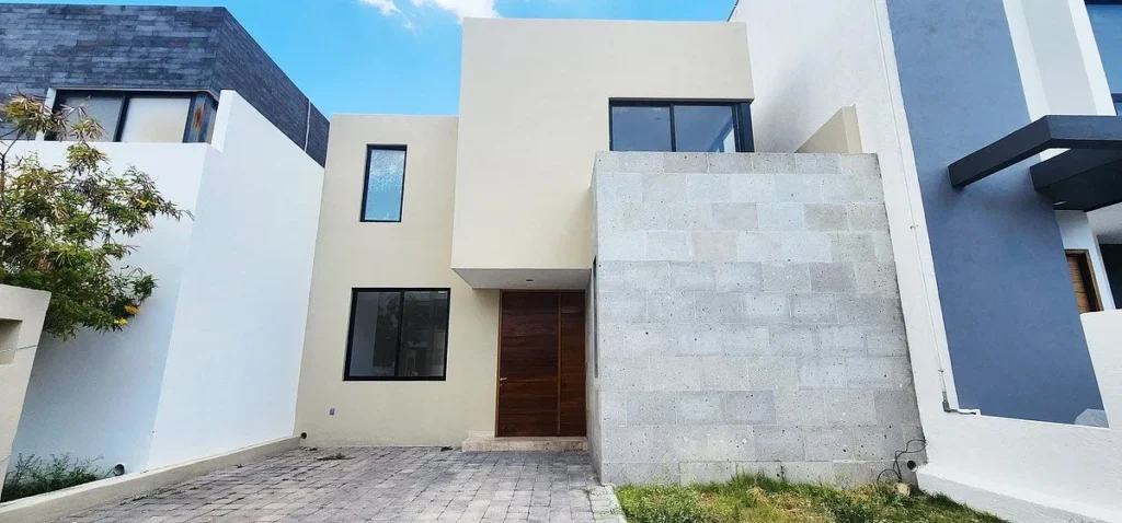 CASA EN RENTA EN JURIQUILLA CON RECAMARA EN PLANTA BAJA