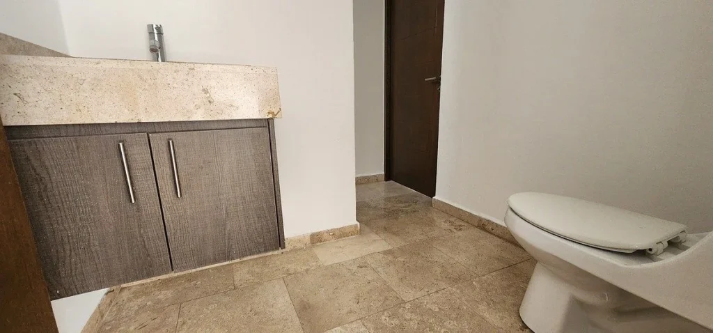 CASA EN RENTA EN JURIQUILLA CON RECAMARA EN PLANTA BAJA