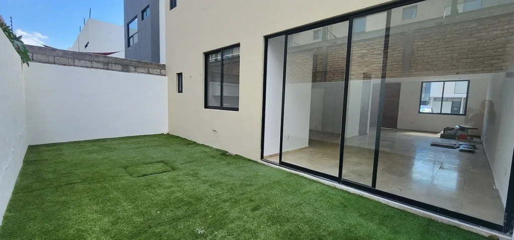 CASA EN RENTA EN JURIQUILLA CON RECAMARA EN PLANTA BAJA