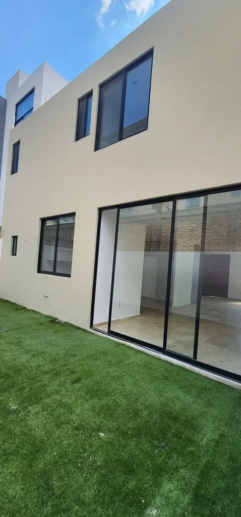 CASA EN RENTA EN JURIQUILLA CON RECAMARA EN PLANTA BAJA