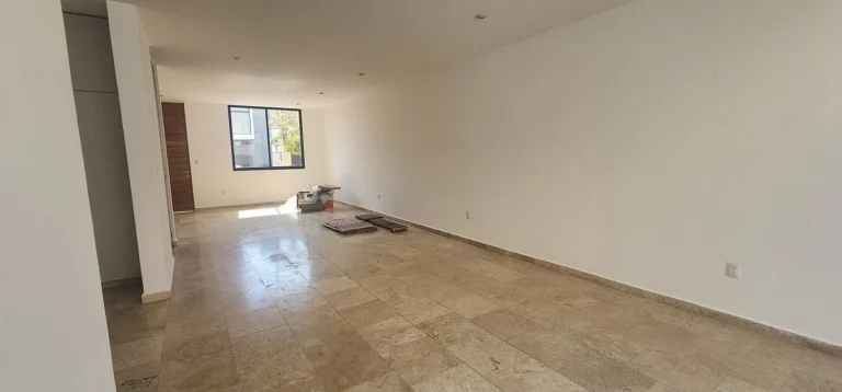 CASA EN RENTA EN JURIQUILLA CON RECAMARA EN PLANTA BAJA