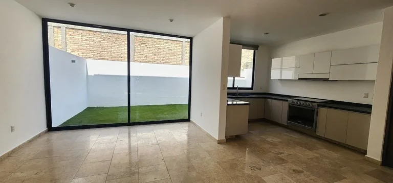 CASA EN RENTA EN JURIQUILLA CON RECAMARA EN PLANTA BAJA