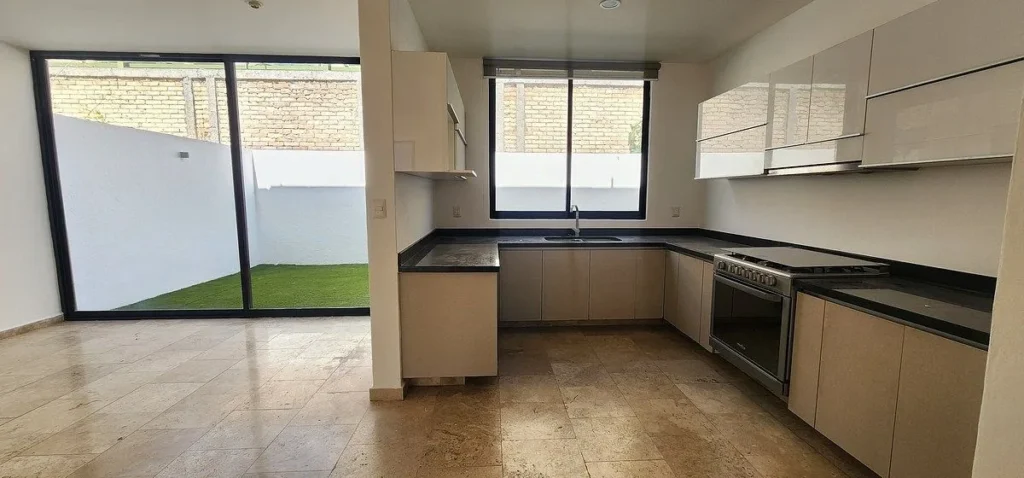 CASA EN RENTA EN JURIQUILLA CON RECAMARA EN PLANTA BAJA