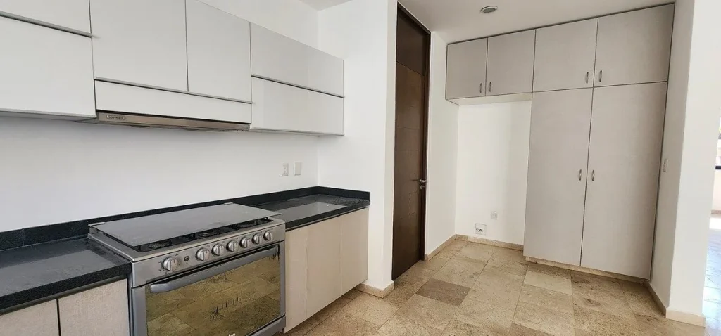 CASA EN RENTA EN JURIQUILLA CON RECAMARA EN PLANTA BAJA