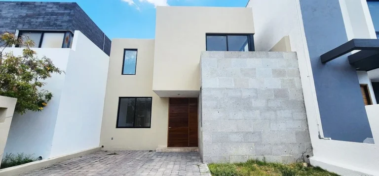 CASA EN RENTA EN JURIQUILLA CON RECAMARA EN PLANTA BAJA