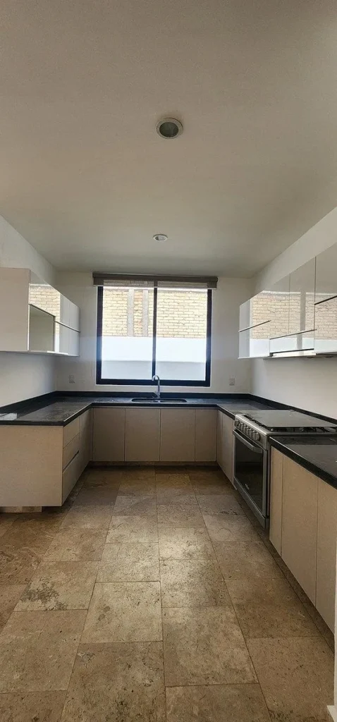CASA EN RENTA EN JURIQUILLA CON RECAMARA EN PLANTA BAJA