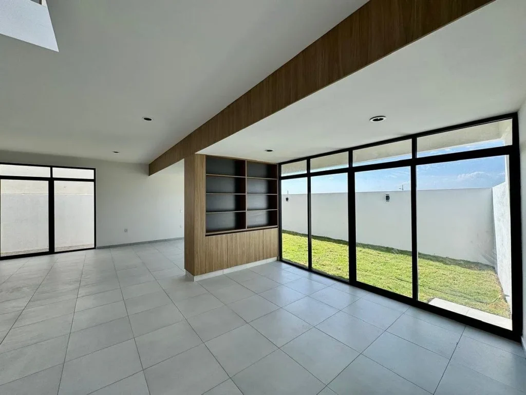 Casa en venta en esquina en Lomas de Juriquilla recámara en planta baja