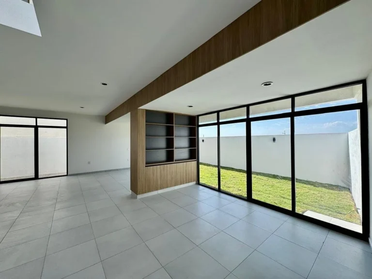 Casa en venta en esquina en Lomas de Juriquilla recámara en planta baja