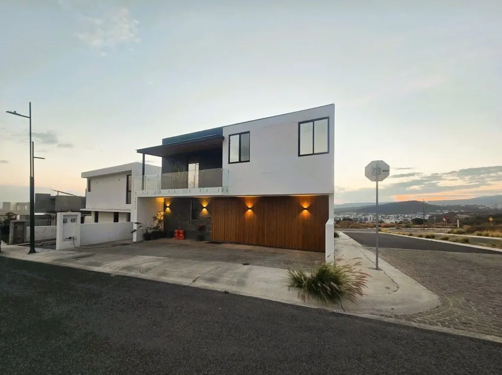 Casa en venta en esquina en Lomas de Juriquilla recámara en planta baja