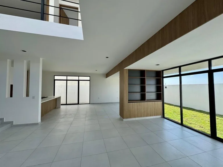 Casa en venta en esquina en Lomas de Juriquilla recámara en planta baja