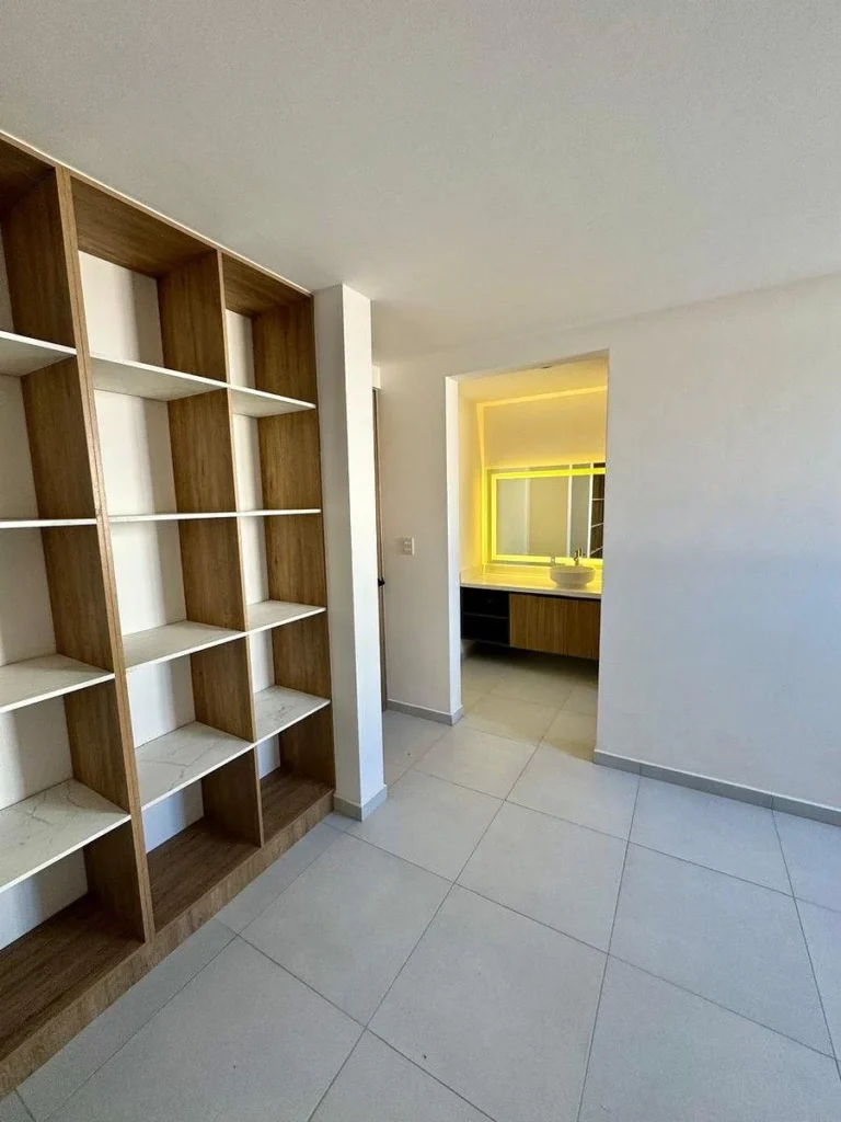 Casa en venta en esquina en Lomas de Juriquilla recámara en planta baja