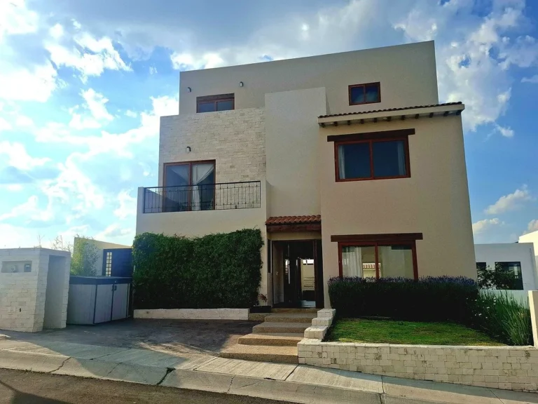 Venta de Casa de Autor con Alberca en Zibatá.